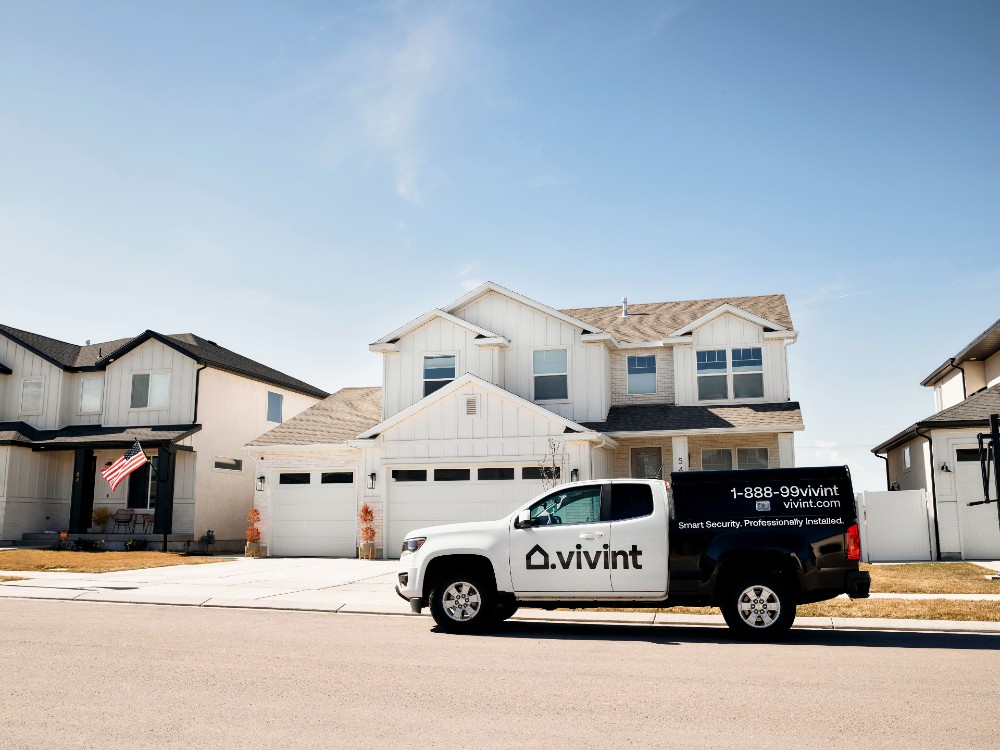 Vivint Smart Home Pro truck in front of a customer's home.