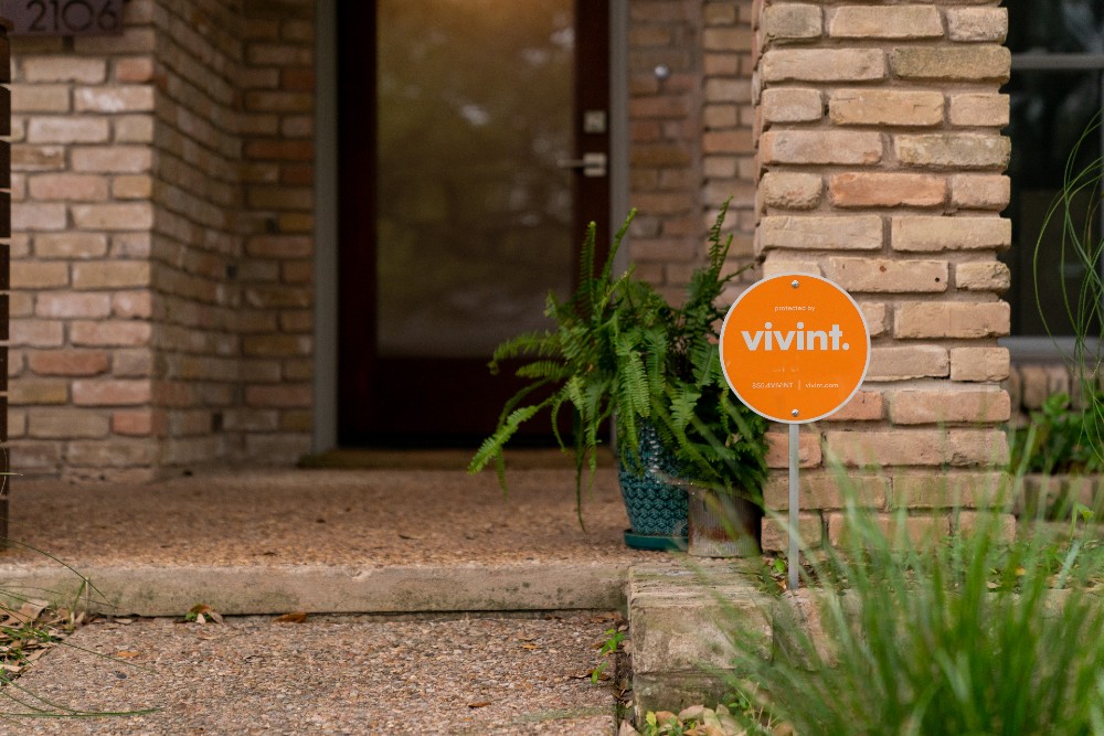 Vivint yard sign in front of a home.
