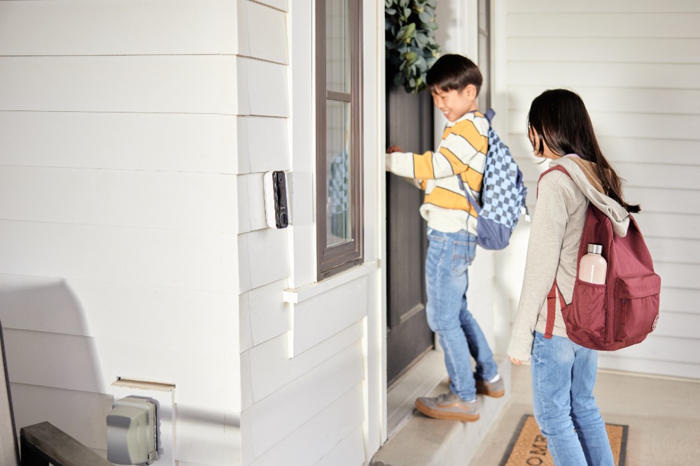 Children ringing a Vivint doorbell.