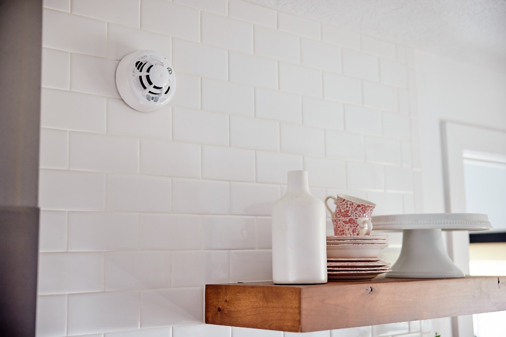 Vivint combo smoke & co detector protecting a home's kitchen.