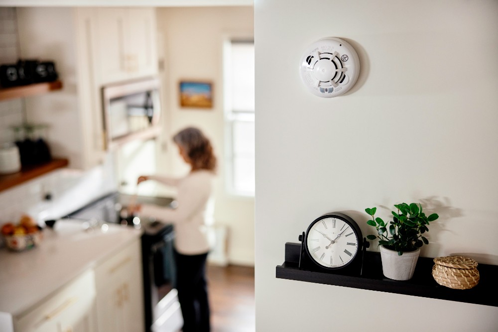 Vivint smoke and co detector in a home's kitchen.
