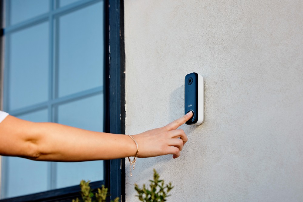 Person ringing the Doorbell Camera Pro.