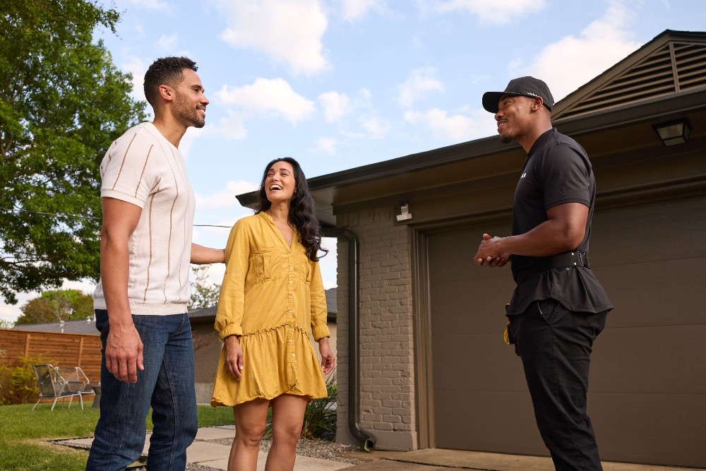 Vivint Smart Home Pro chatting with two homeowners.