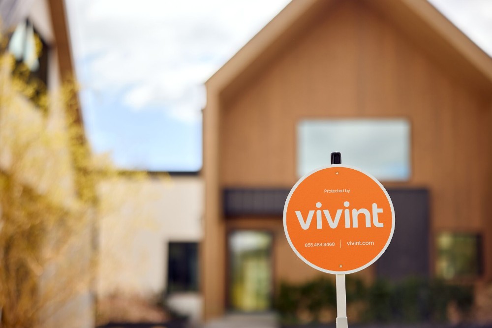 Vivint yard sign in front of a home.