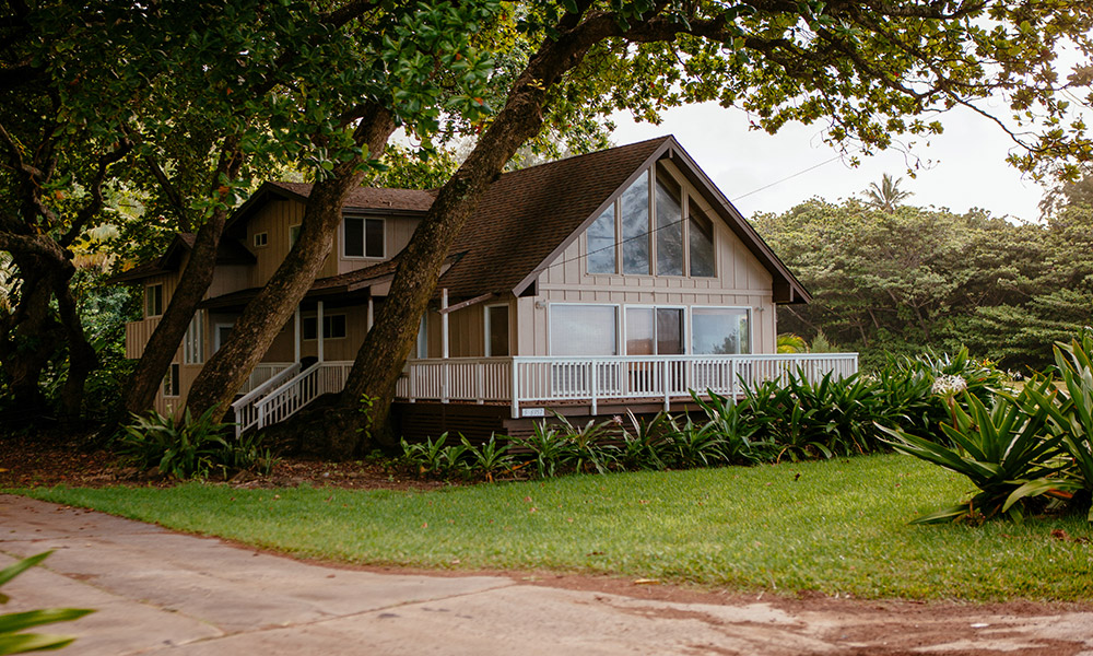 driveway approach to a home