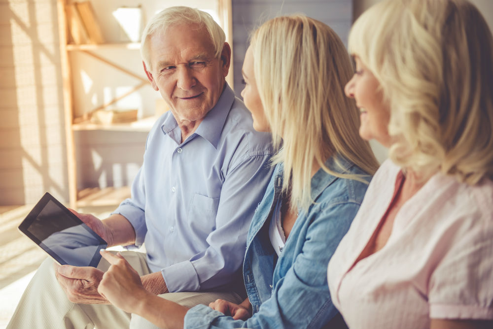 Your parents care. Отцовский комплекс. Дедушка разговаривает с девушкой. Негативный отцовский комплекс у женщины.