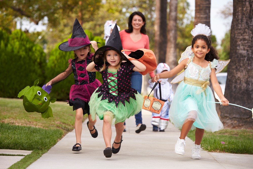 mom kids halloween trick or treating