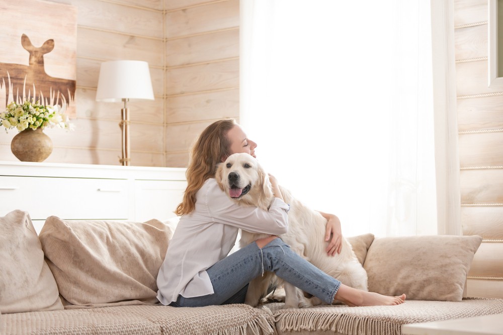 petsitter woman dog couch