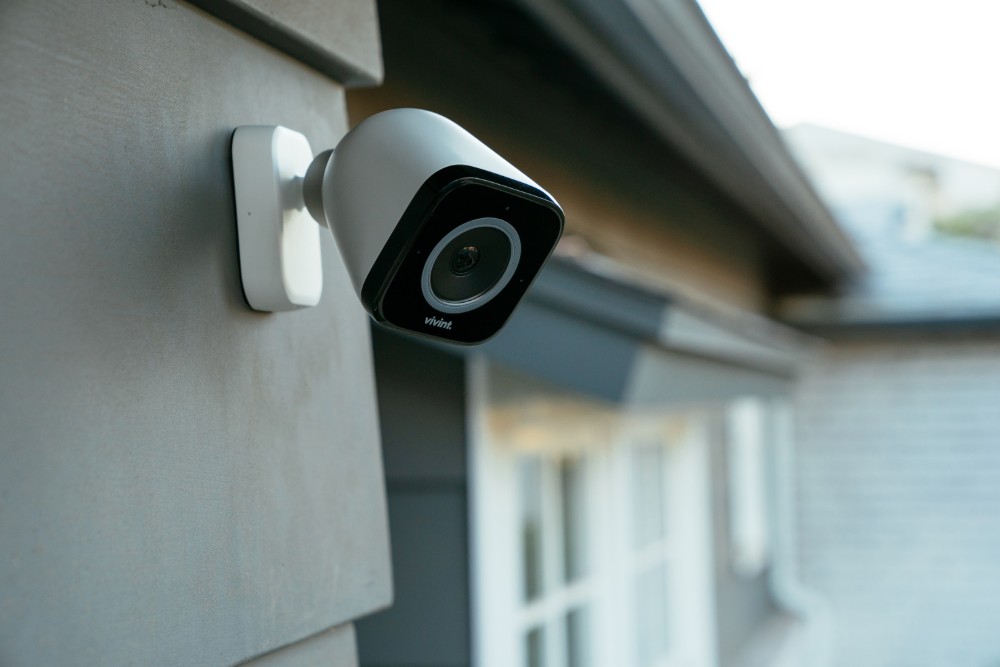 Home security cameras. Видеонаблюдение. Камера видеонаблюдения. Монтаж камер видеонаблюдения. Умная камера слежения.