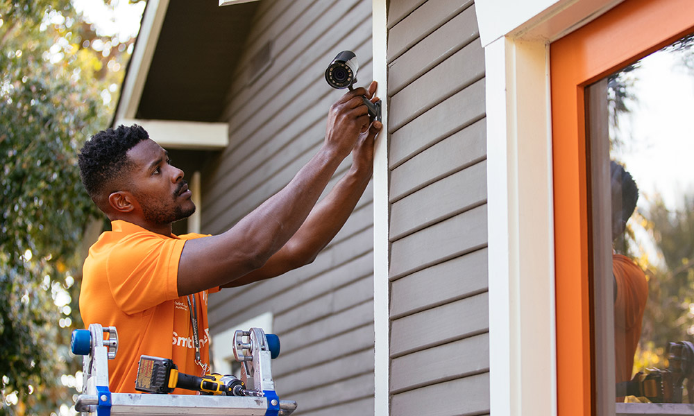 Vivint Pro installing an outdoor camera