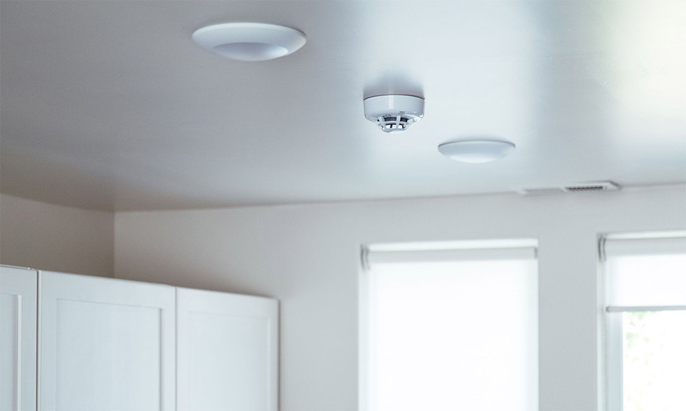 smoke detector ceiling in room for fire protection